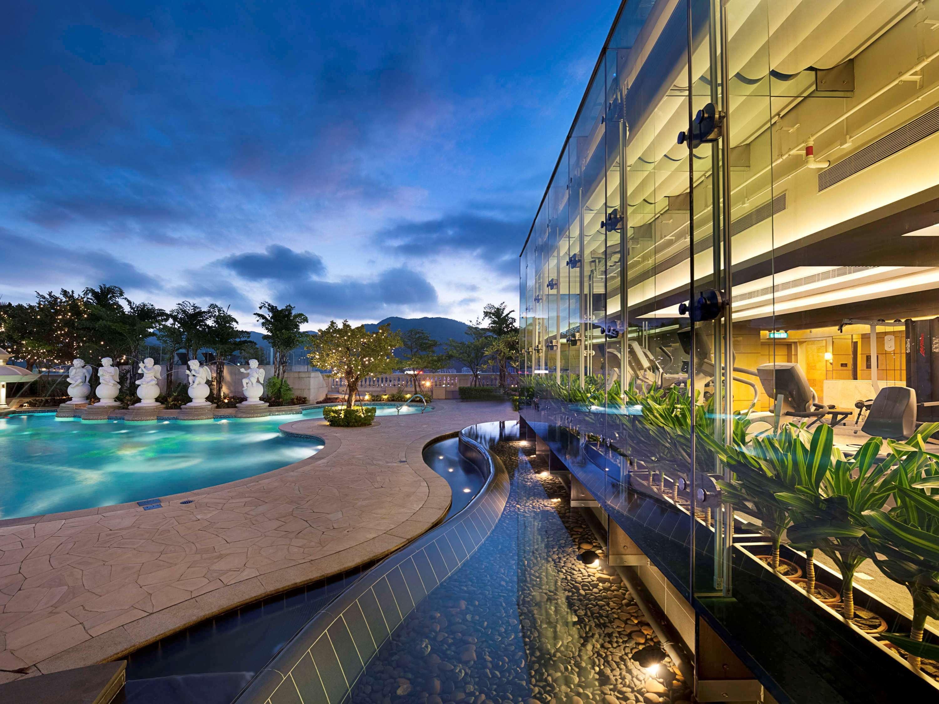 Sofitel Macau At Ponte 16 Exterior foto The swimming pool at the hotel