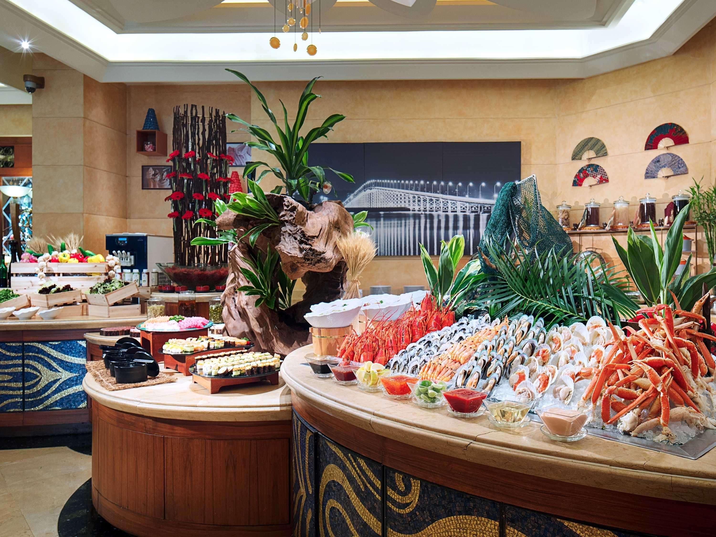 Sofitel Macau At Ponte 16 Exterior foto A buffet at a hotel
