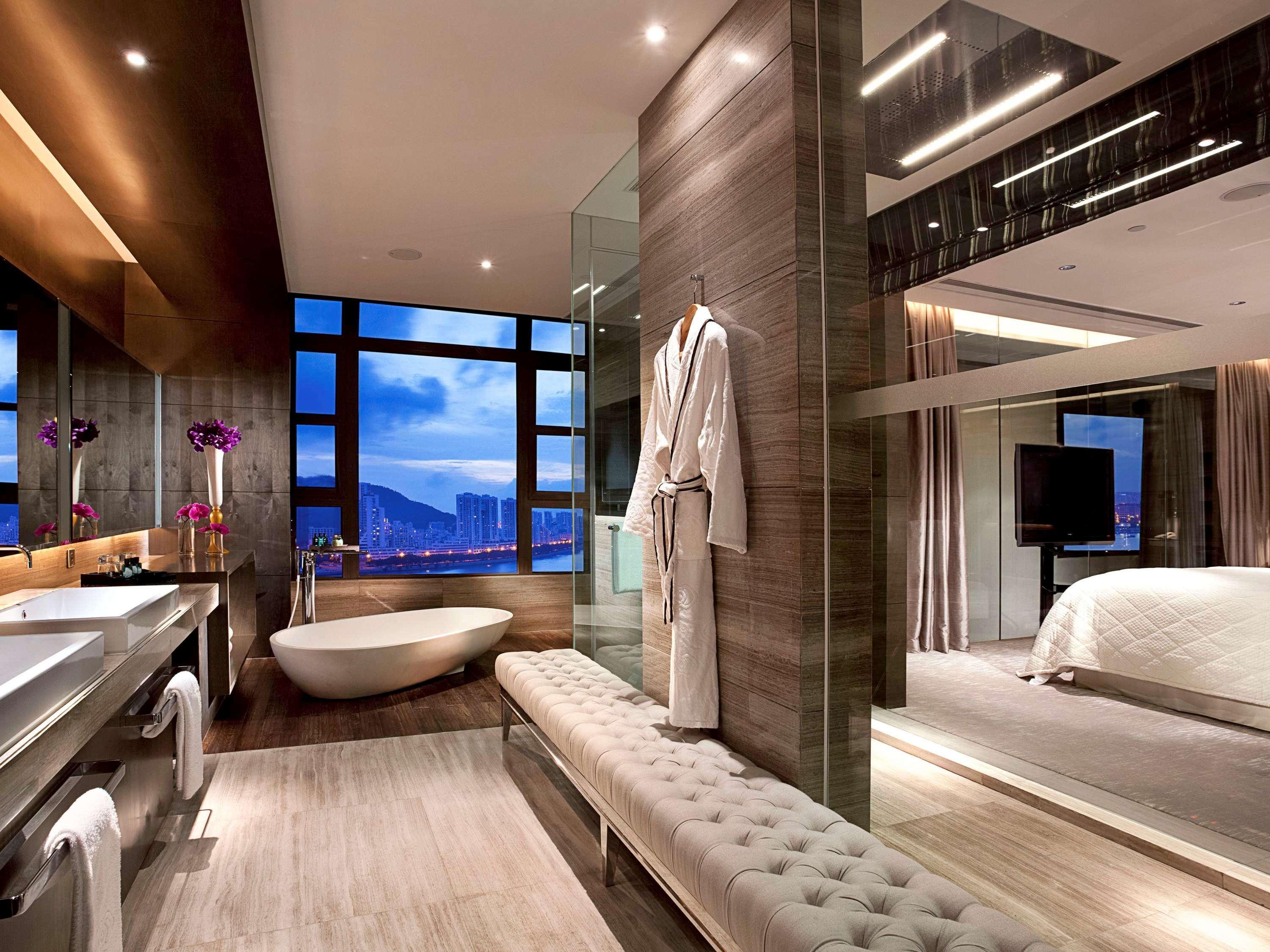 Sofitel Macau At Ponte 16 Exterior foto The bathroom of a suite at the hotel