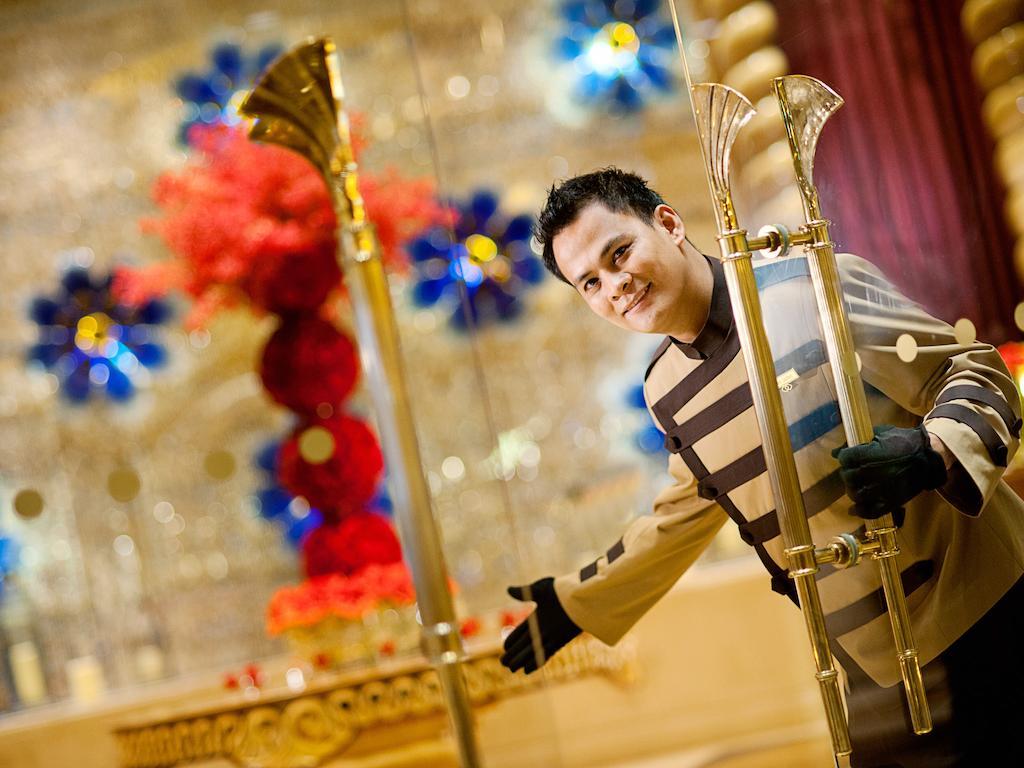 Sofitel Macau At Ponte 16 Exterior foto A bellboy at the Crown Towers