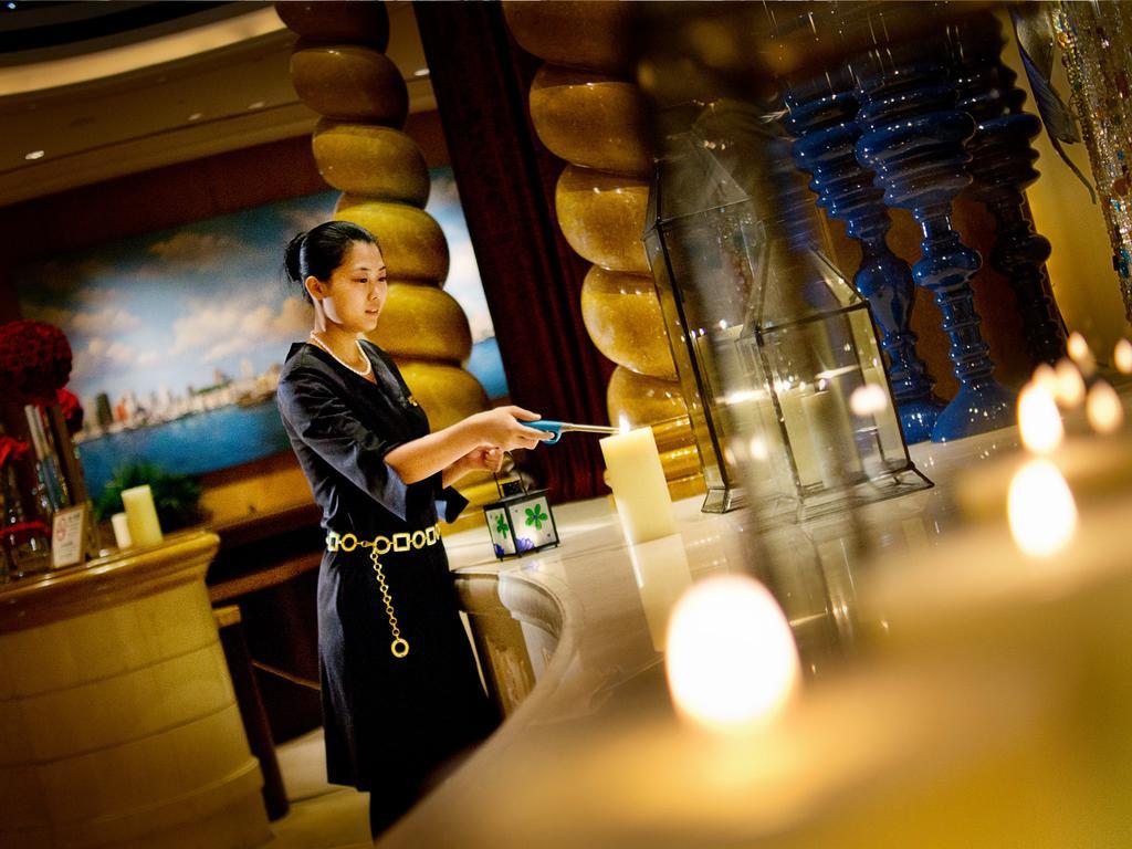 Sofitel Macau At Ponte 16 Exterior foto A hotel concierge