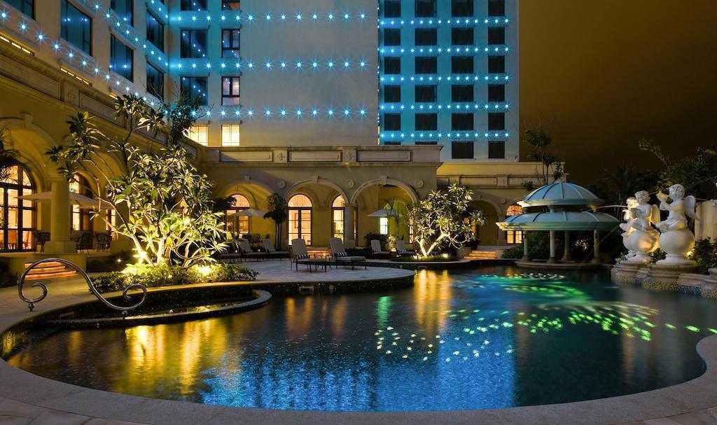 Sofitel Macau At Ponte 16 Exterior foto The pool at the hotel